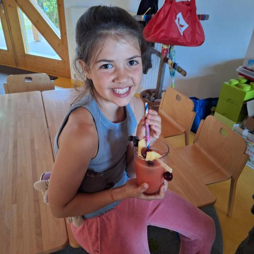 Die Kinder genießen ihre Kinder-Cocktails