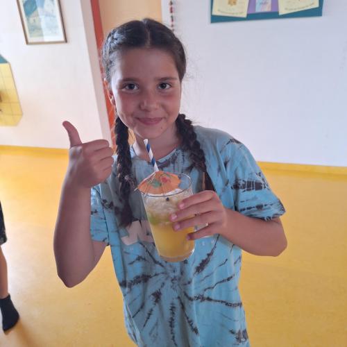 Die Kinder genießen ihre Kinder-Cocktails