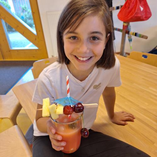 Die Kinder genießen ihre Kinder-Cocktails