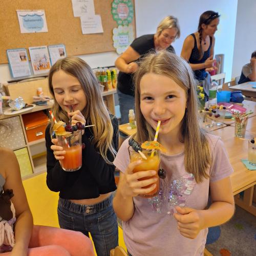 Die Kinder genießen ihre Kinder-Cocktails