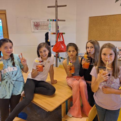 Die Kinder genießen ihre Kinder-Cocktails