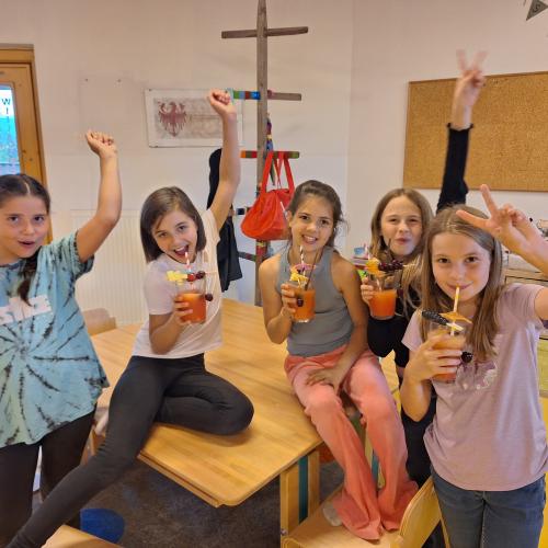 Die Kinder genießen ihre Kinder-Cocktails