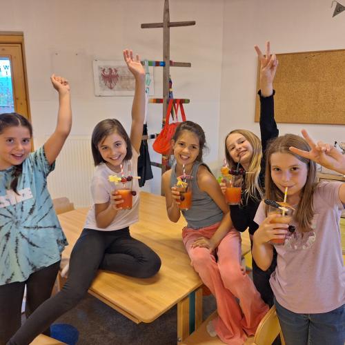 Die Kinder genießen ihre Kinder-Cocktails