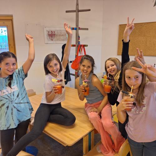 Die Kinder genießen ihre Kinder-Cocktails