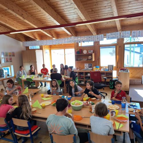 Frühstücken am nächsten Morgen mit den Eltern