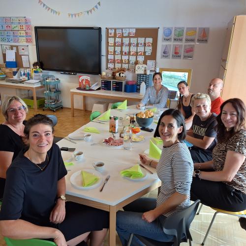 Frühstücken am nächsten Morgen mit den Eltern