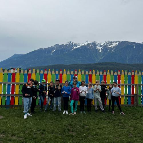 Alle Kinder zeigen stolz ihre Radfahrführerscheine.