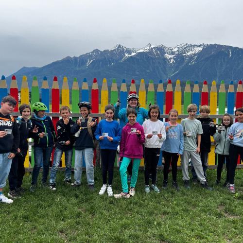 Alle Kinder zeigen stolz ihre Radfahrführerscheine.