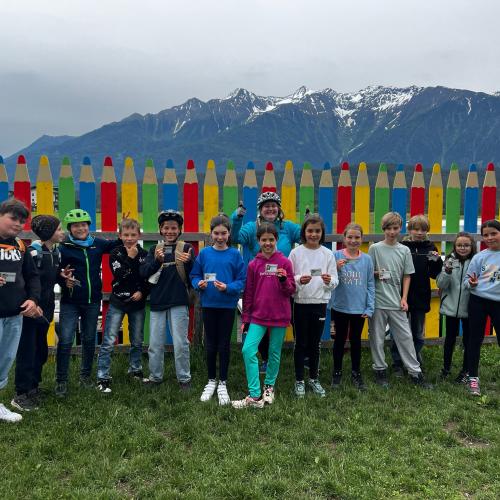 Alle Kinder zeigen stolz ihre Radfahrführerscheine.