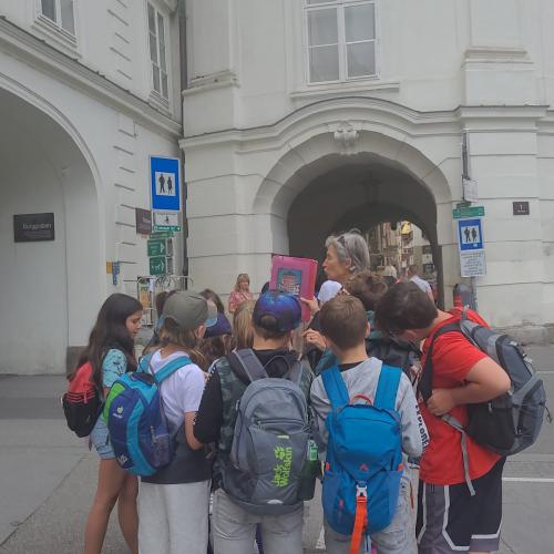 Vor der Hofkirche mit Frau Fuchsig