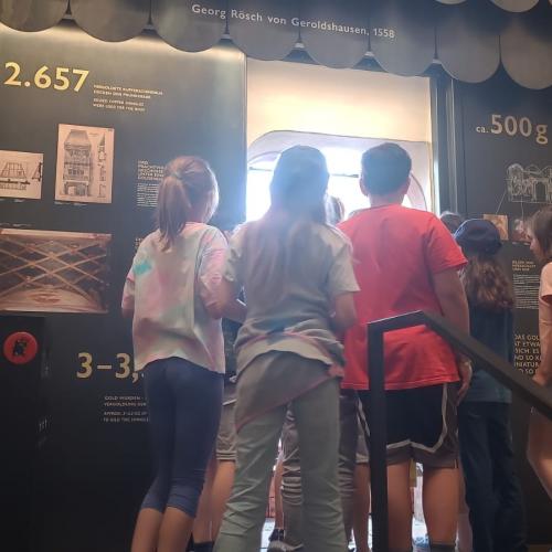 Jetzt geht es in Kleingruppen hinaus auf den Balkon vom Goldenen Dachl