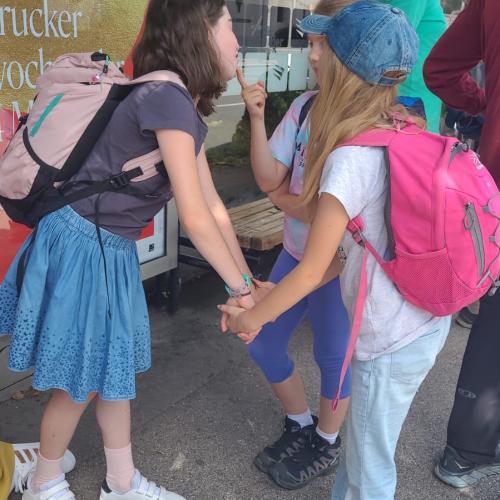 Warten an der Bushaltestelle für die Rückfahrt