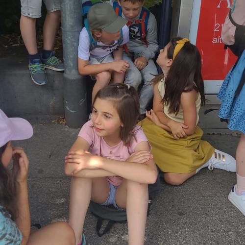 Warten an der Bushaltestelle für die Rückfahrt