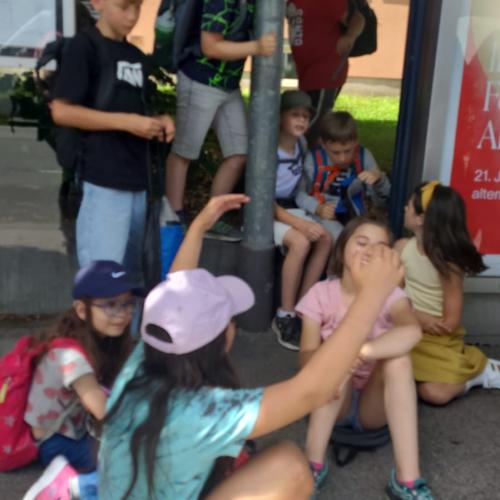 Warten an der Bushaltestelle für die Rückfahrt