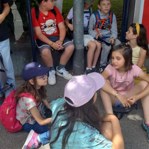 Warten an der Bushaltestelle für die Rückfahrt