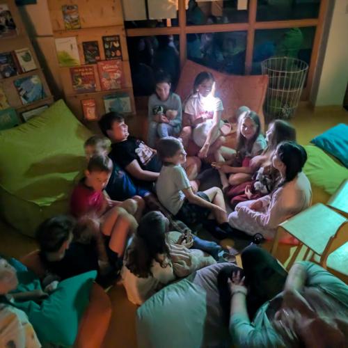 Gruselgeschichten erzählen vor dem Schlafen