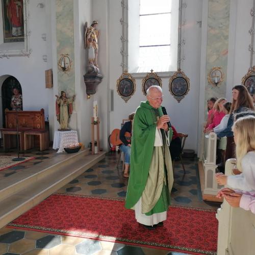 Pfarrer Albert feiert mit uns den Schulschlussgottesdienst.