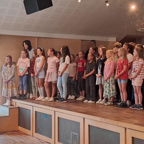 Die Kinder singen beim Oma + Opa Fest