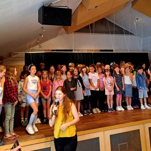 Die Kinder singen beim Oma + Opa Fest