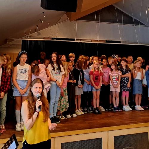 Die Kinder singen beim Oma + Opa Fest
