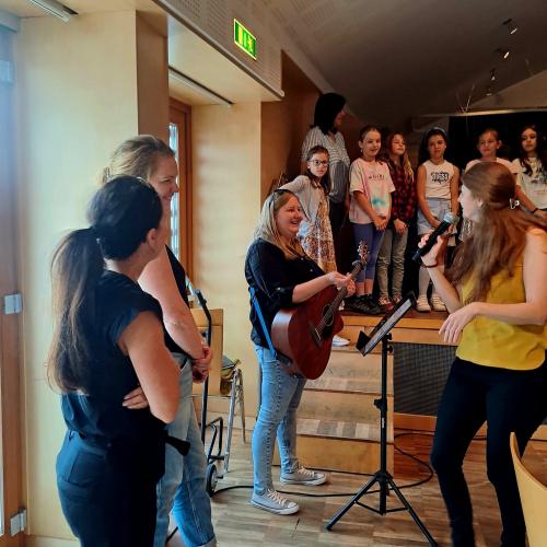 Die Kinder singen beim Oma + Opa Fest