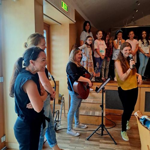Die Kinder singen beim Oma + Opa Fest