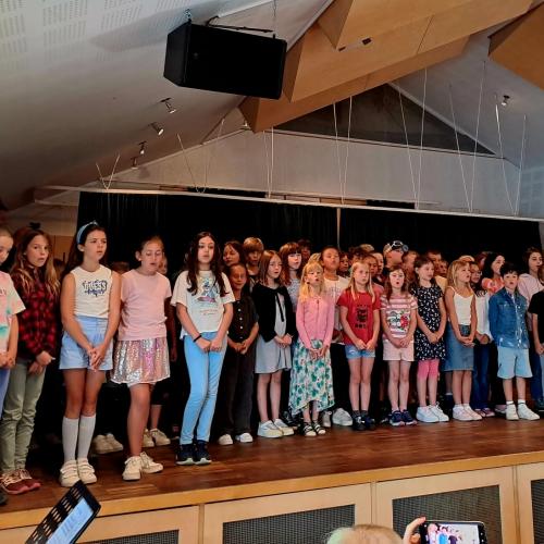 Die Kinder singen beim Oma + Opa Fest