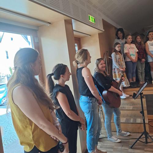 Die Kinder singen beim Oma + Opa Fest