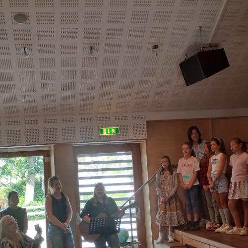 Die Kinder singen beim Oma + Opa Fest