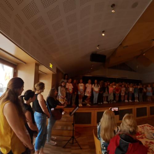 Die Kinder singen beim Oma + Opa Fest