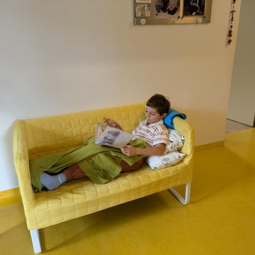 gemütliche Lesezeit auf der Couch