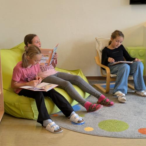 gemeinsames Lesen in der Couchecke 