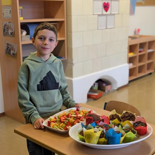 Muffins und Obstspieße 