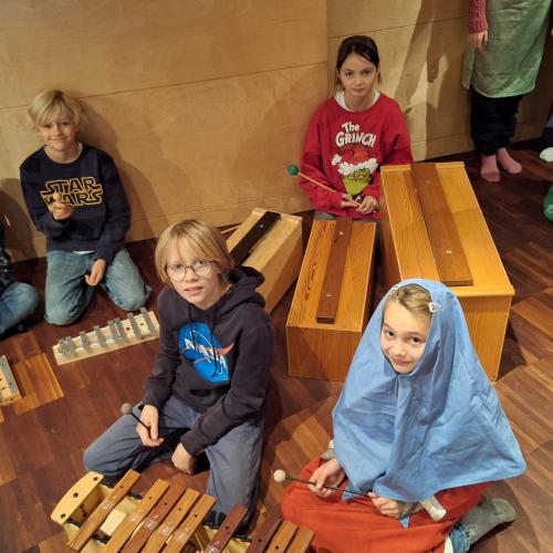 Probe für die Weihnachtsaufführung - Instrumentalisten an den Orff Instrumenten