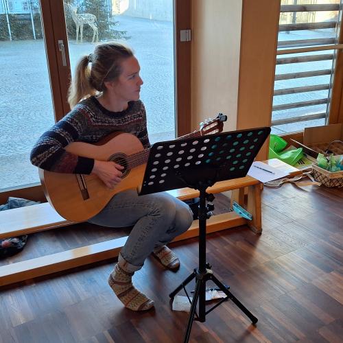 Probe für die Weihnachtsaufführung - Lehrerin Regina an der Gitarre