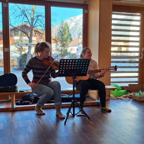 Probe für die Weihnachtsaufführung - Lehrerinnen Regina und Isabella an der Geige und der Gitarre