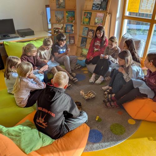 Kinder der 3.Stufe beim Märchen erzählen 