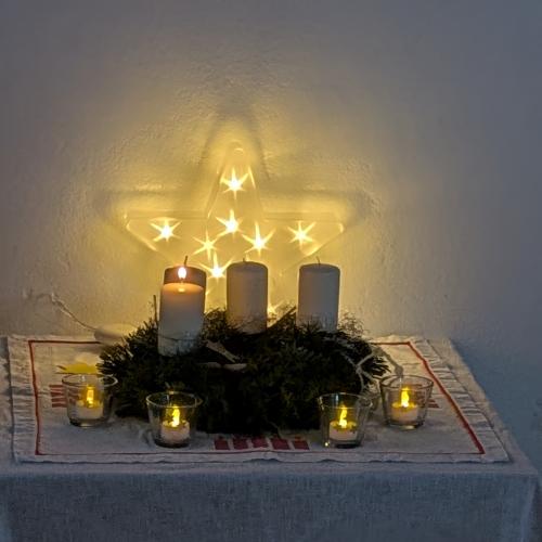 Das erste Licht brennt 