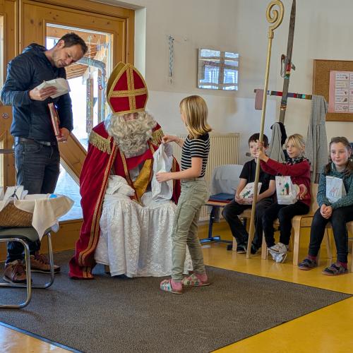 Nikolaus beim Geschenke austeilen 