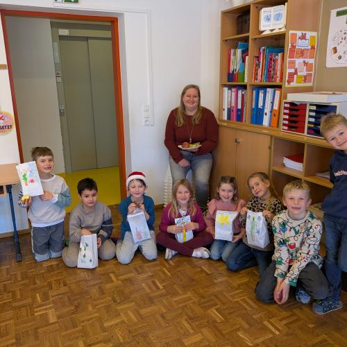 1.Stufe mit Nikolaussackerln in der Klasse 