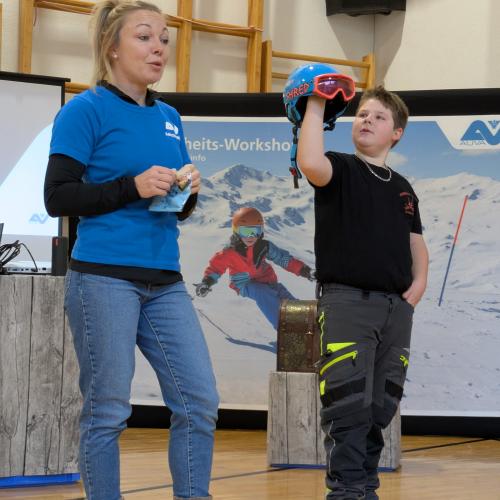 Richtiges Tragen von Helm und Schibrille 