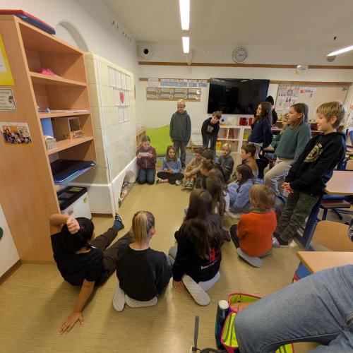 Besuch der vierten Klasse. Der Wichtel hat auch ihnen etwas mitgebracht. 