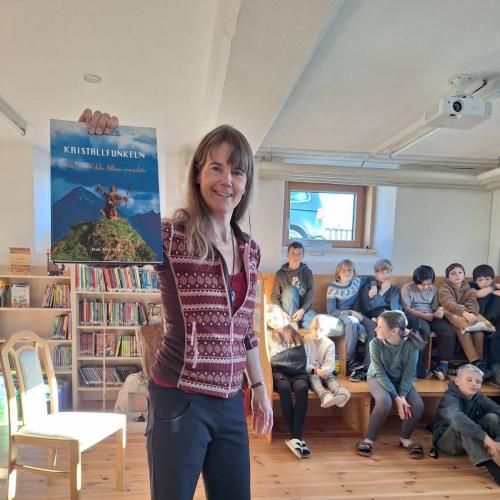 Die Autorin mit ihrem neuesten Werk 