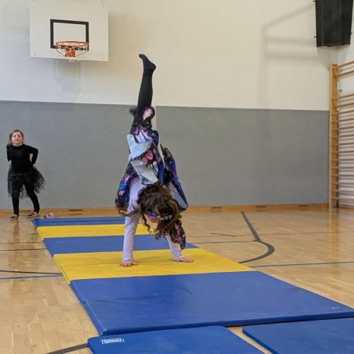 Modenschau mit Akrobatik 