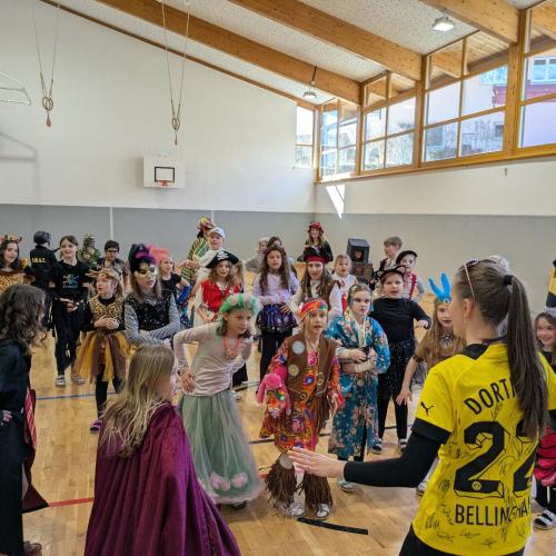 Tanzen im Turnsaal 