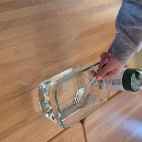 Experimentetag - Klammer liegt auf Wasseroberfläche 