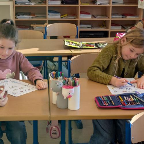 Kinder beim klassenübergreifenden Lernen 