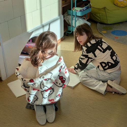 Kinder beim klassenübergreifenden Lernen 