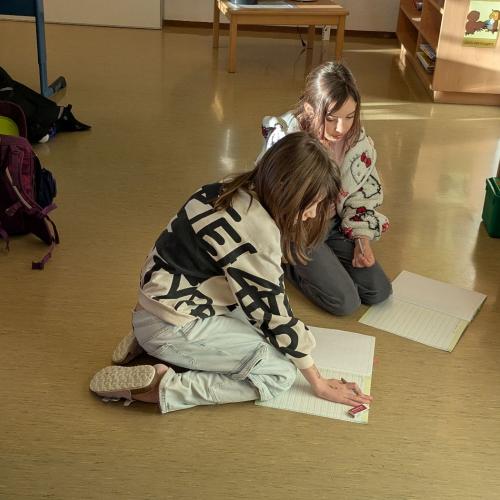 Kinder beim klassenübergreifenden Lernen 