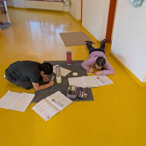 Kinder beim klassenübergreifenden Lernen 